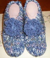 HAND KNITTED WOMAN LADY SLIPPERS "CUTE"   SIZE - LARGE 10 - 11  with DAISY