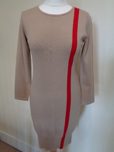 KAREN MILLEN BRANDNEUES BEIGEES STRICKKLEID MIT ROTEN STREIFENDETAILS - GRÖSSE MEDIUM