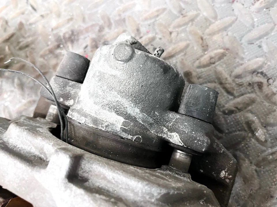 09-17 PINZA FRENO DELANTERO DERECHO PASAJERO VOLKSWAGEN PASSAT CC OEM Foto 3 de 4