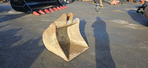 30" Digging Bucket w/ 45mm Pins - Used - Price £275.00 + VAT @ 20% - C569 - Picture 1 of 8
