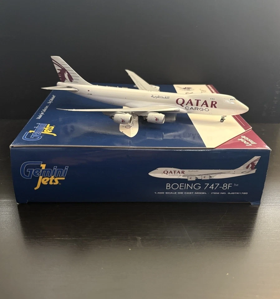 Modelo diecast GeminiJets 1:400 Qatar Cargo Boeing 747-8F GJQTR1720 A7-BGB escala Foto 3 de 4