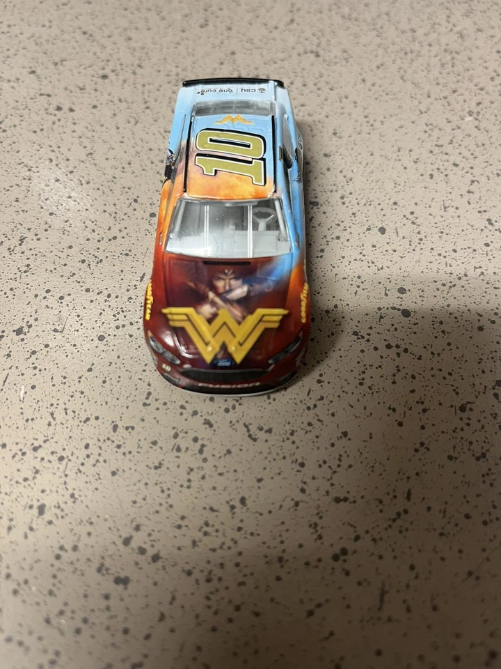 Danica Patrick NASCAR 2017 Authentics Wave 8 #10 Wonder Woman 1/64 diecast Foto 2 de 4