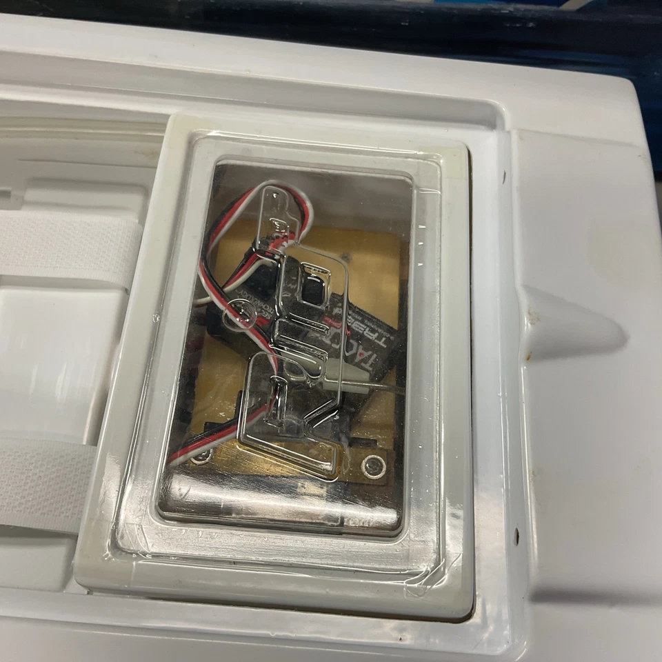 NEW AQUACRAFT AQUB1800 RIO EP RTR RC BOAT ELECTRIC W/ ORIGINAL BOX & SPARE PROPS - Image 4 of 4