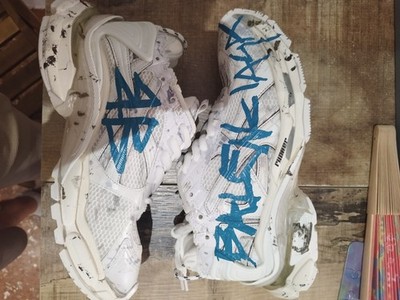 balenciaga runner weiß mit himmlischem Schriftzug