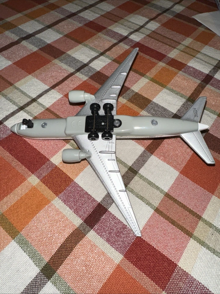 Boeing 777-222 United Airlines Diecast Jet Airliner N209UA by Realtoy - Image 2 of 2