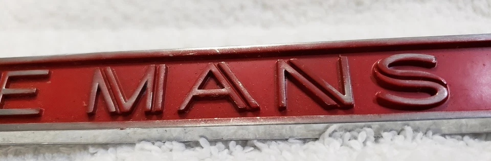 Pontiac Tempest Lemans 1962-1963 guardabarros emblema GM parte 4865502 diestro repintado Foto 3 de 4