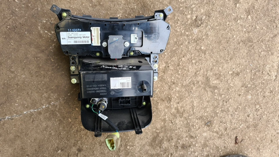 GENUINO SSANGYONG KORANDO 2012 CONTROLES DE CALEFACCIÓN INTERRUPTORES CONSOLA CENTRAL ~ Foto 3 de 3