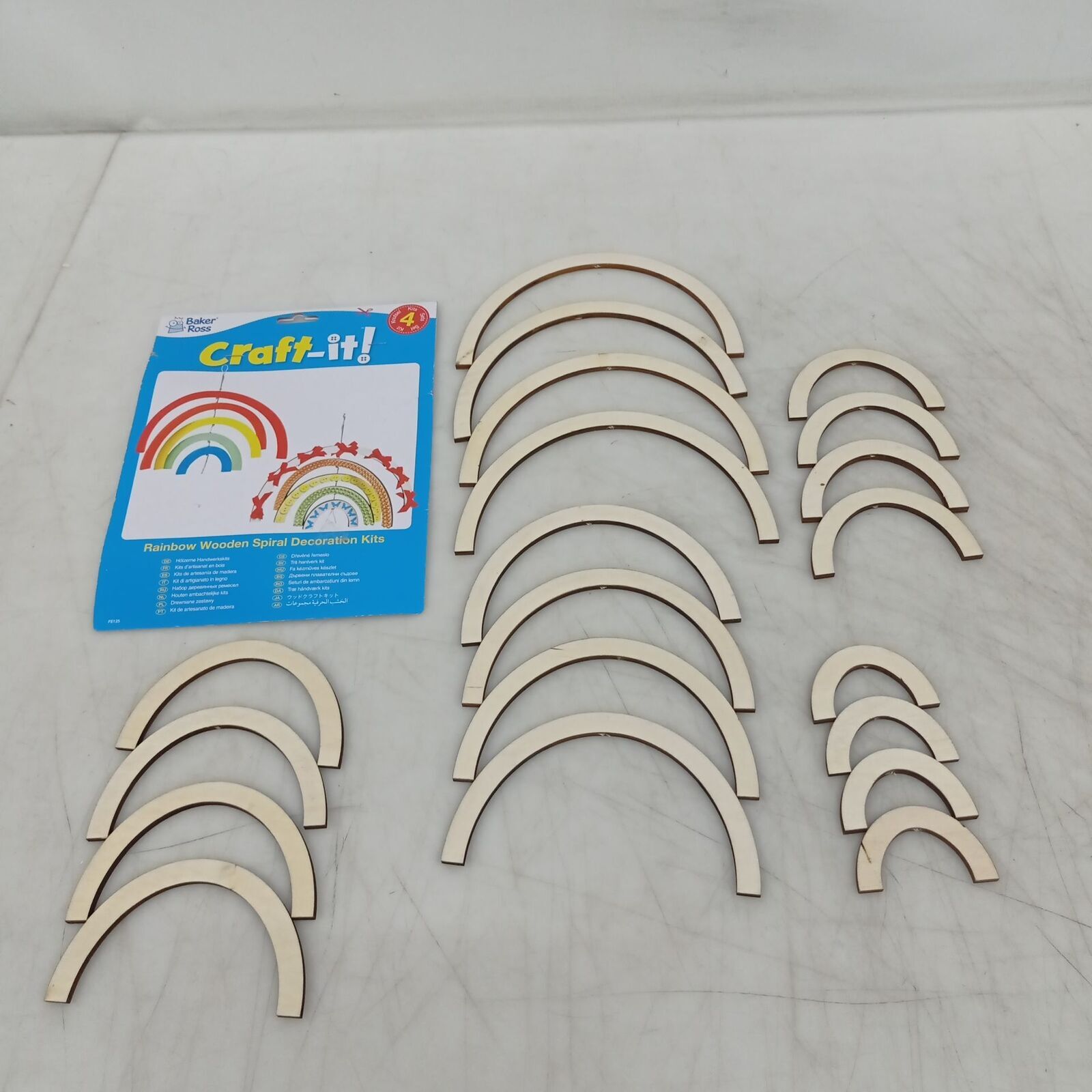 Baker Ross FE125 lacci decorativi a spirale in legno arcobaleno, 4 pezzi