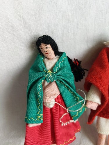 Par de Muñecas de Arte Popular Vintage de Alambre y Madera 4" Hechos a Mano Tela Andina - Imagen 2 de 9