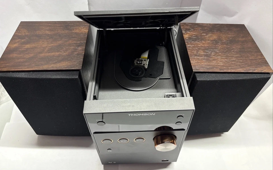 Sistema de audio-video para el hogar Thomson con reproductor de DVD. Número de modelo QYTM-JD09 Foto 2 de 4