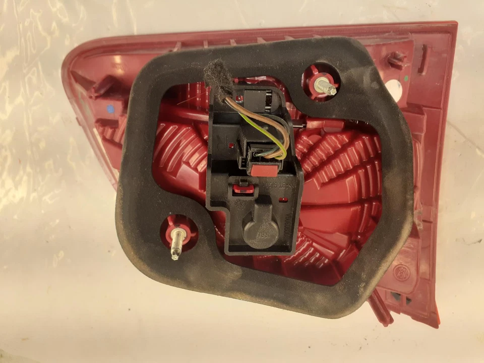 Conjunto de luz trasera derecha usado se adapta a: Volkswagen Touareg 2012 montado en puerta derecha Foto 2 de 4