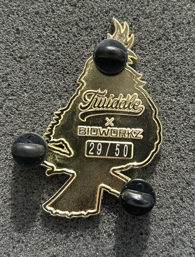 TWIDDLE Bird w/ UV Glow Limited Edition Hat Pin By Bioworkz #’d 29/50 - Picture 4 of 4