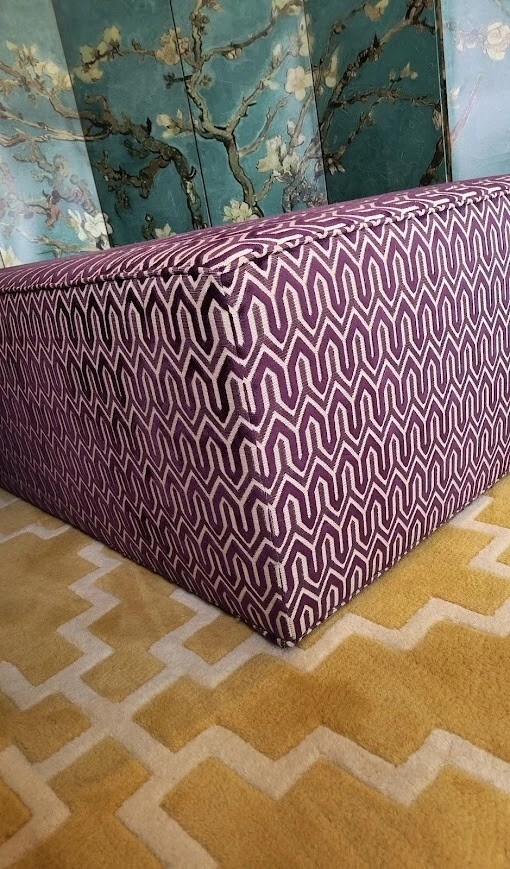 Ottoman 紫色天鹅绒内饰 17 英寸 X 51 英寸 X 37 英寸时尚脚凳带轮子 — 第 2/4 张图片