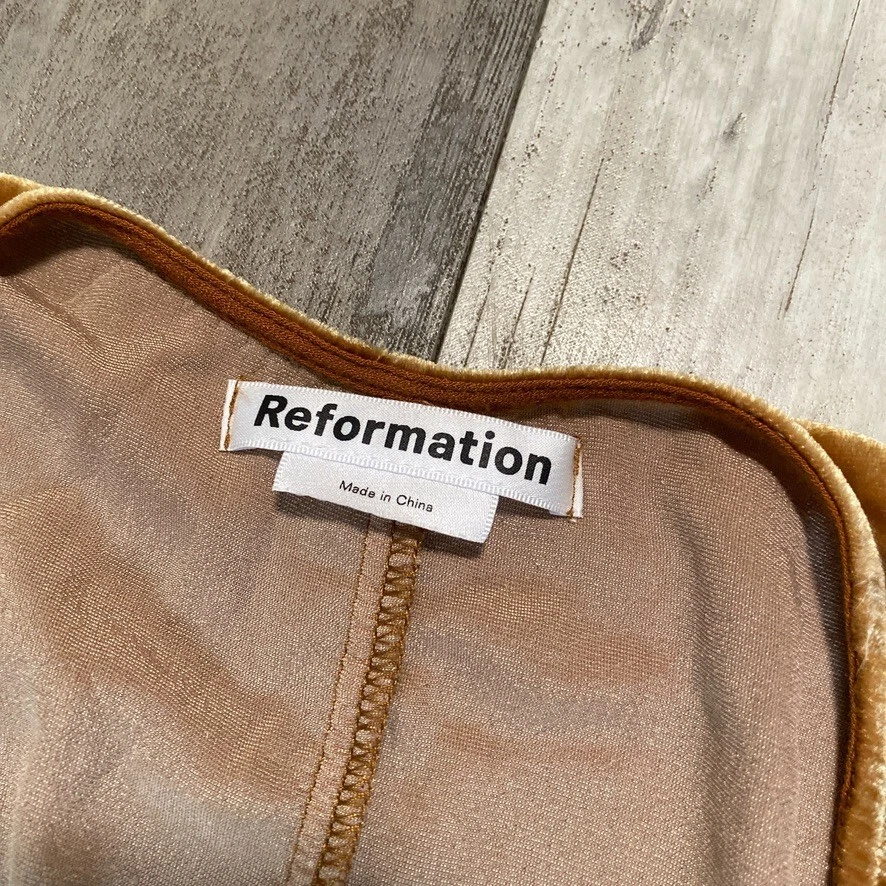 Vestido Reformation Peonie Midi Para Mujer M Dorado Terciopelo Envolvente Seda Corbata V Abertura Puff Foto 3 de 4