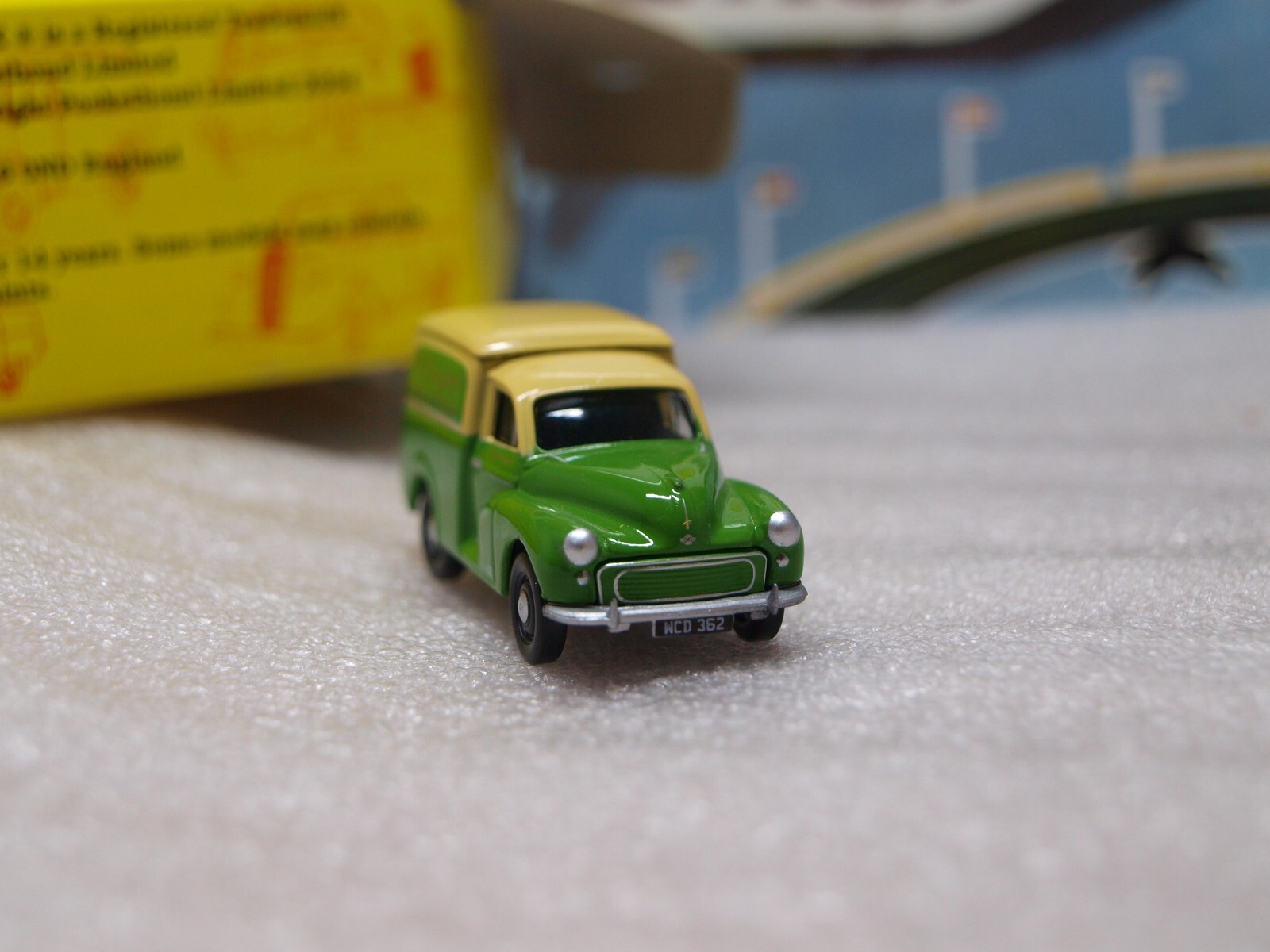 CLASSIX MODELS - MORRIS MINOR VAN - 1/76 SCALE MODEL CAR / 00 GAUGE EM76647 - Picture 5 of 5