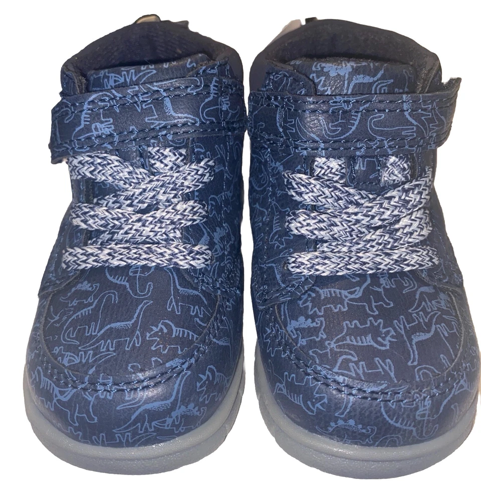 Botines Carter’s Just One You para niños pequeños azul marino de caña alta con correa estampado de dinosaurio Foto 3 de 4