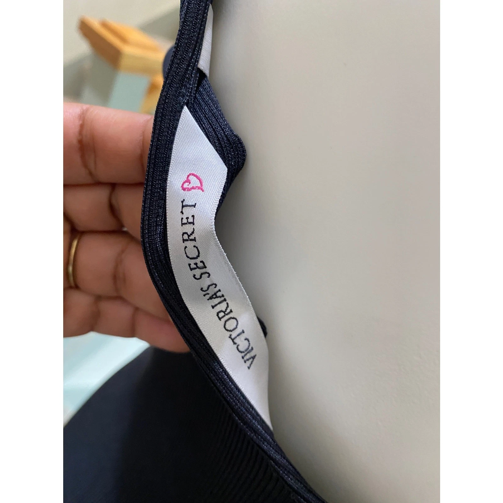 UNDERCOVER Abito nero Victoria Secret V profonda sul retro