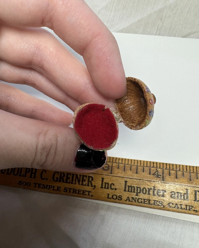 Caja de regalo de exhibición miniatura vintage de madera pintada a mano para casa de muñecas hecha a mano Foto 4 de 4