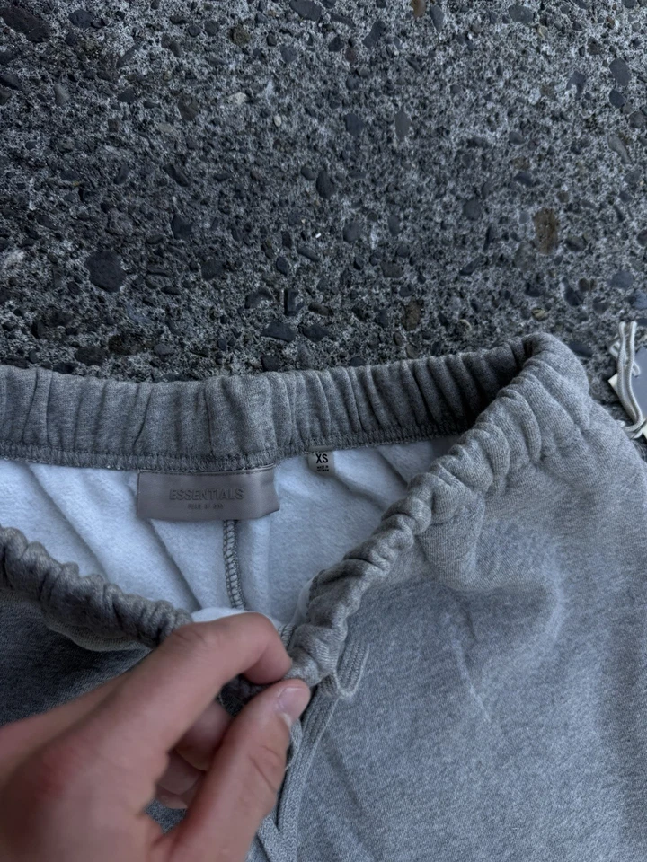 Pantalones Cortos Fear Of God Essentials Avena Oscura - Elige Tu Talla XS, S, M, L, XL Foto 2 de 3