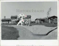 1971 Press Photo Sculpture In Planned Housing Development In Jonathan, Minnesota