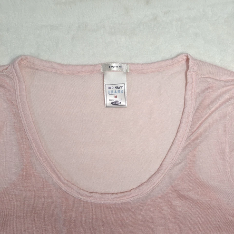 Camiseta sin mangas apilada en capas medianas azul marino calce perfecto dobladillo de lechuga rosa salmón Foto 4 de 4