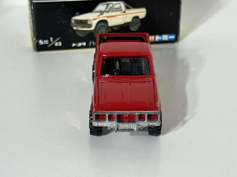 Novo na caixa Tomica Tomy No. 61 Toyota Hilux 4wd picape carro fundido - Imagem 2 de 4