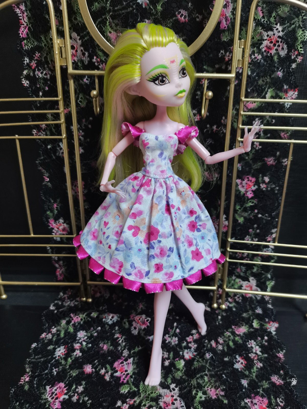 Robe de poupée fait main violette pour mannequin Monster High