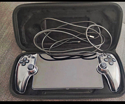 Sony PlayStation Portal Handheld-System PS5  mit Case Etui Schwarz/Gelb