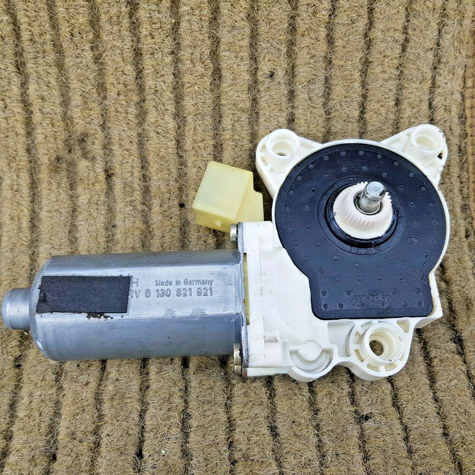 Mercedes SL SL500 R230 / W230 Right Window Motor.. Part Number 