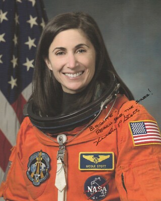 NICOLE STOTT : NASA Astronaut Signed 8x10 Photo Authentic Autograph / Officielle