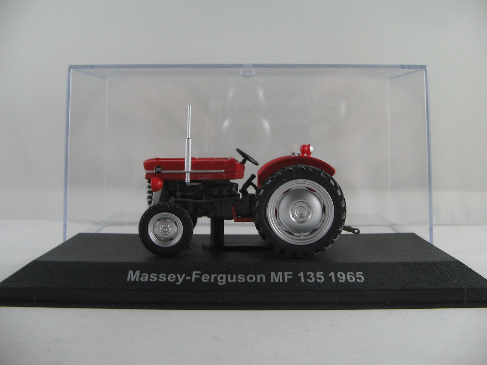 HACHETTE Massey-Ferguson MF 135 (1952) in red red red 1 43 NEU PC-Vitrine c35a3c HACHETTE Massey-Ferguson MF 135 (1952) in red red red 1 43 NEU PC-Vitrine c35a3c
