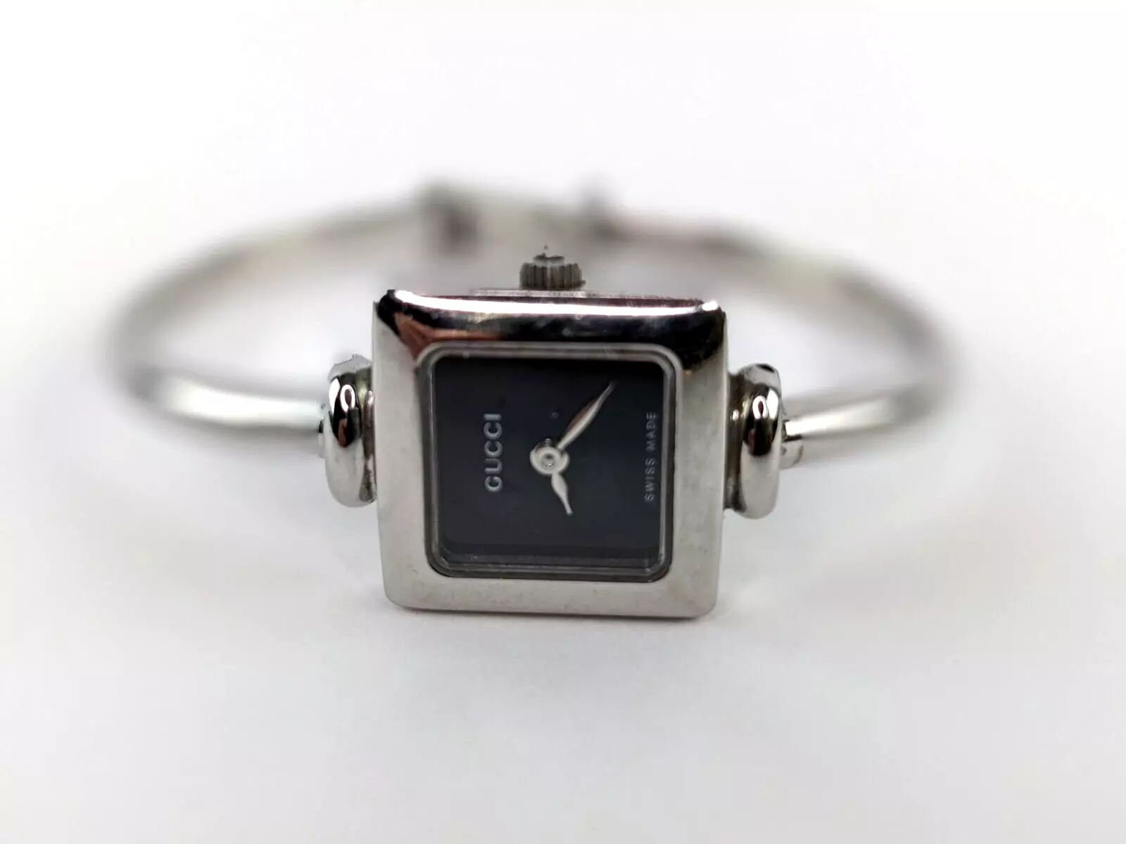 Montre femme Gucci 1900L ton argent bracelet quartz cadran carré cadran inoxydable
