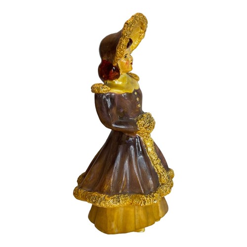 Vintage handbemalte Kreidefigur Frau in Aubergine mit Haube & Handmuff - Bild 6 von 11