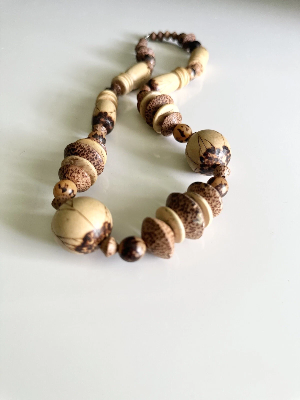 MICHAEL KORS Grande Collana Perline Legno Multitono Terroso Intagliato a Mano MCM