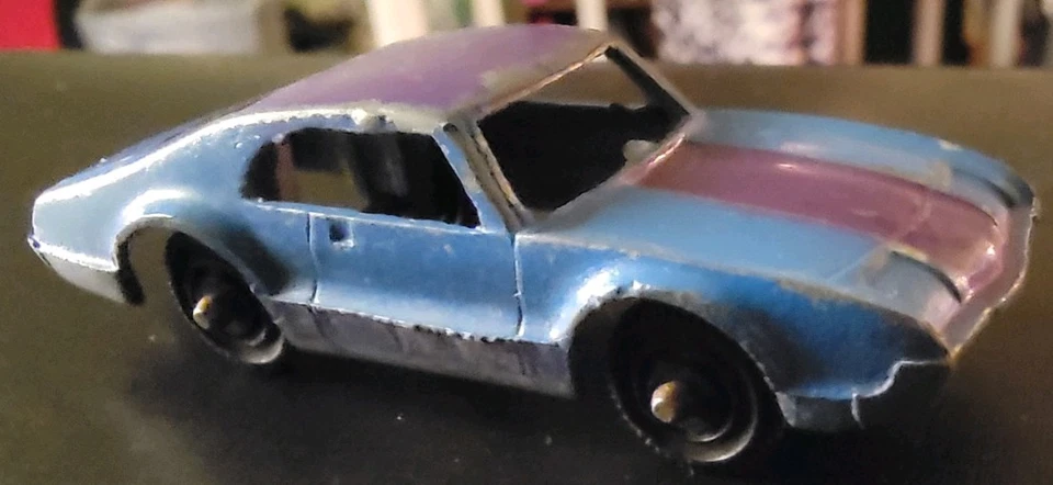 Coche de juguete vintage Olds Toronado Tootsie, en muy buen estado, azul/púrpura Foto 2 de 3