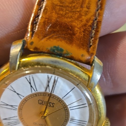 Reloj analógico de cuarzo de cuero genuino Guess 1988 para mujer - Imagen 8 de 18