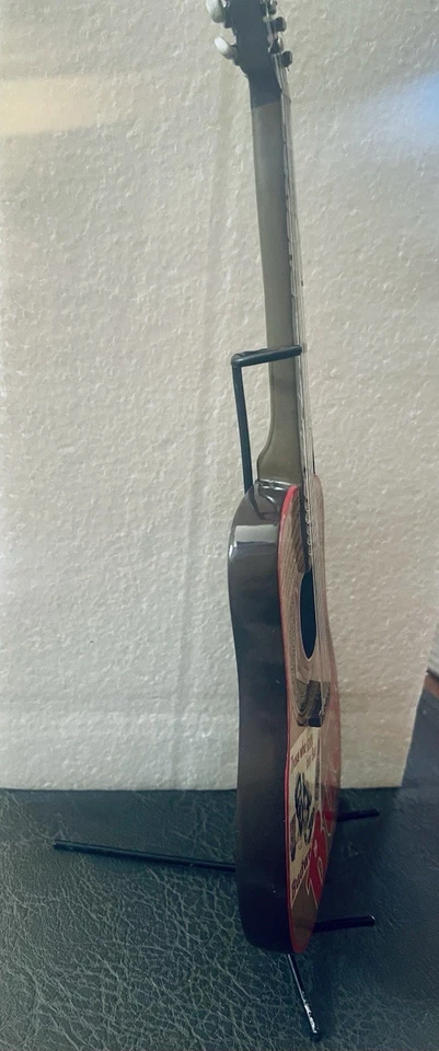 NUEVA GUITARRA DECORATIVA COLECCIONABLE “A Refreshing Riff” Budweiser Music & Memories Foto 3 de 4