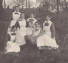 CZERWONY KRZYŻ - PIELĘGNIARKI chyba 1. WŚ: 6 sióstr zdjęcie grupowe w lesie a nabrzeże