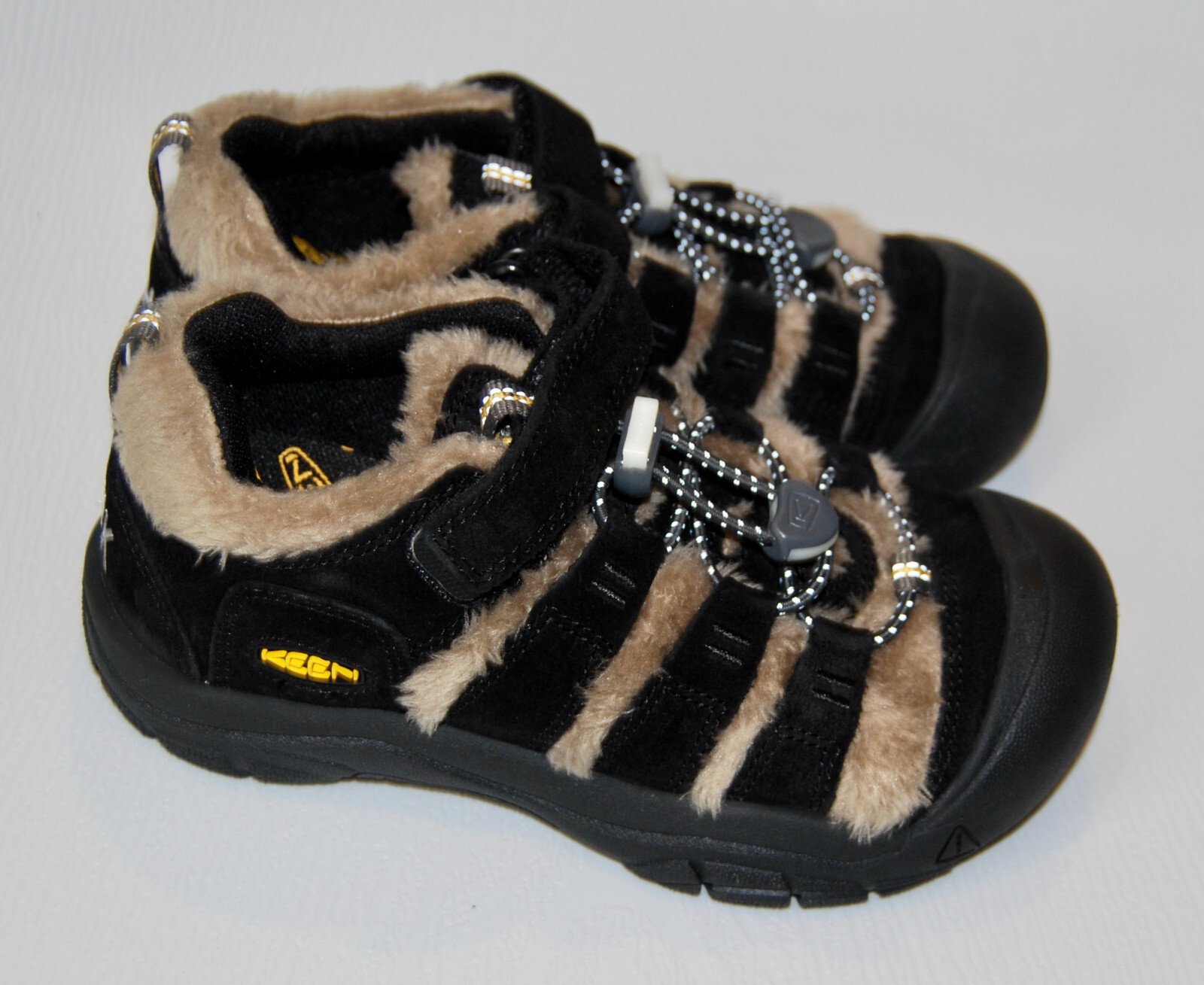 Scarpe Newport nuove con scatola Keen giovani grandi ragazzi nere con orlo in peluche taglia 3