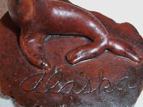 BROWN RESIN SEAL PAPERWEIGHT ON BASE WITH SCRIPT LETTERING ALASKA & SILVER RIM - Picture 9 of 10