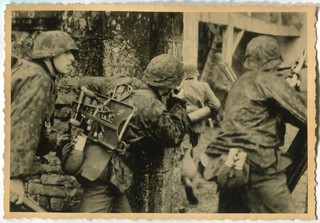 FOTO ARCHIVIO SECONDA GUERRA MONDIALE: UNITÀ TEDESCA WEHRMACHT SOLDATI IN POSIZIONE DI COMBATTIMENTO