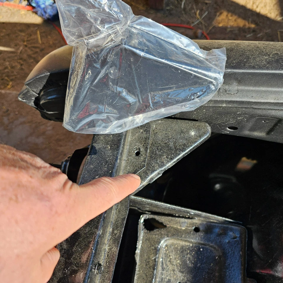 Поддерживающие верхние угловые внутренние кронштейны для крепления крыла радиатора 1967 - 72 chevy C10 - Изображение 3 из 4