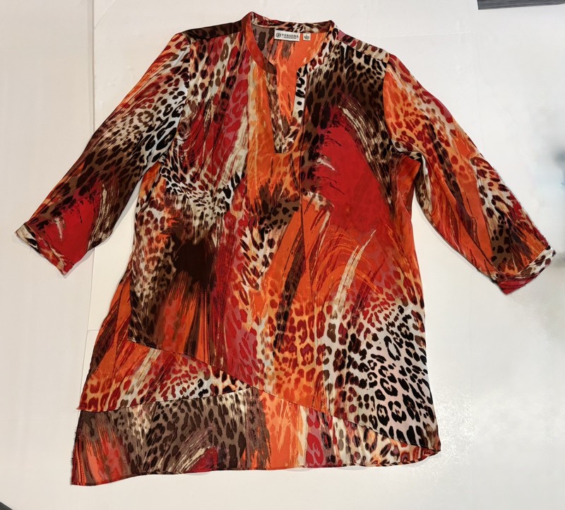 Versona Tunic Leopard Blouse Size large vneck light weight flowy high low cut