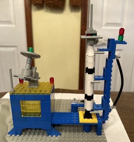 LEGO Classic Space 483 Alpha-1 Rocket Base w/ 3 Minifigures & Instructions