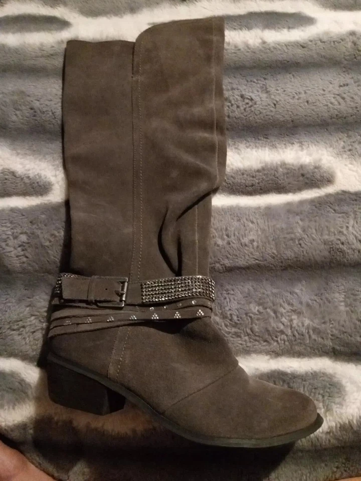 BOTAS TRAVIESAS MONKEY ROBIN HASTA LA RODILLA GAMUZA CUERO GRIS 7,5 CUÑA TACÓN PEDRERÍA Foto 2 de 4