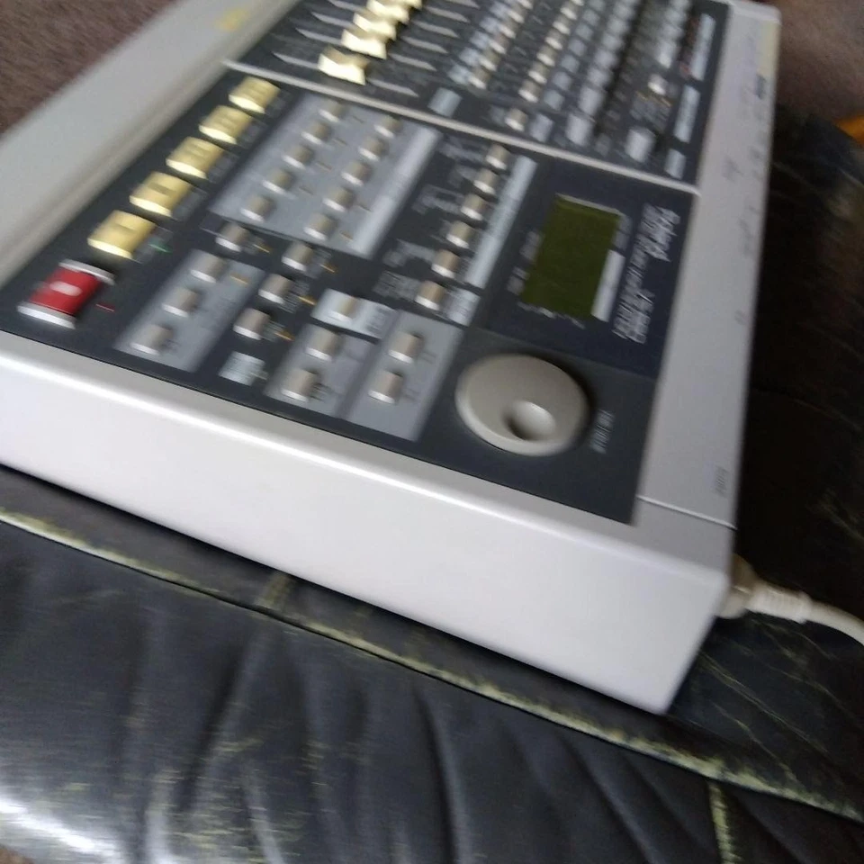 Roland VS-880 Digital Studio Workstation HD Multitrack Recorder Audio Equipment - Image 4 of 4