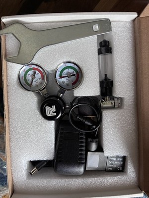FZONE CO2 Regulator - Model FZ-0100.  Very Lightly Used Tested & Working perfect
