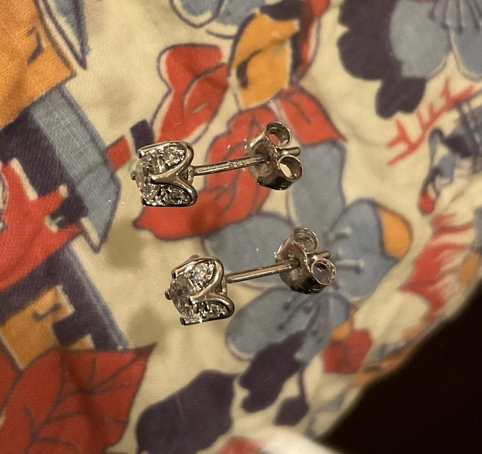 Pendientes de diamantes de perfil lateral Blue Nile.  1/2 Tcw. Precioso de todos los lados Foto 4 de 4