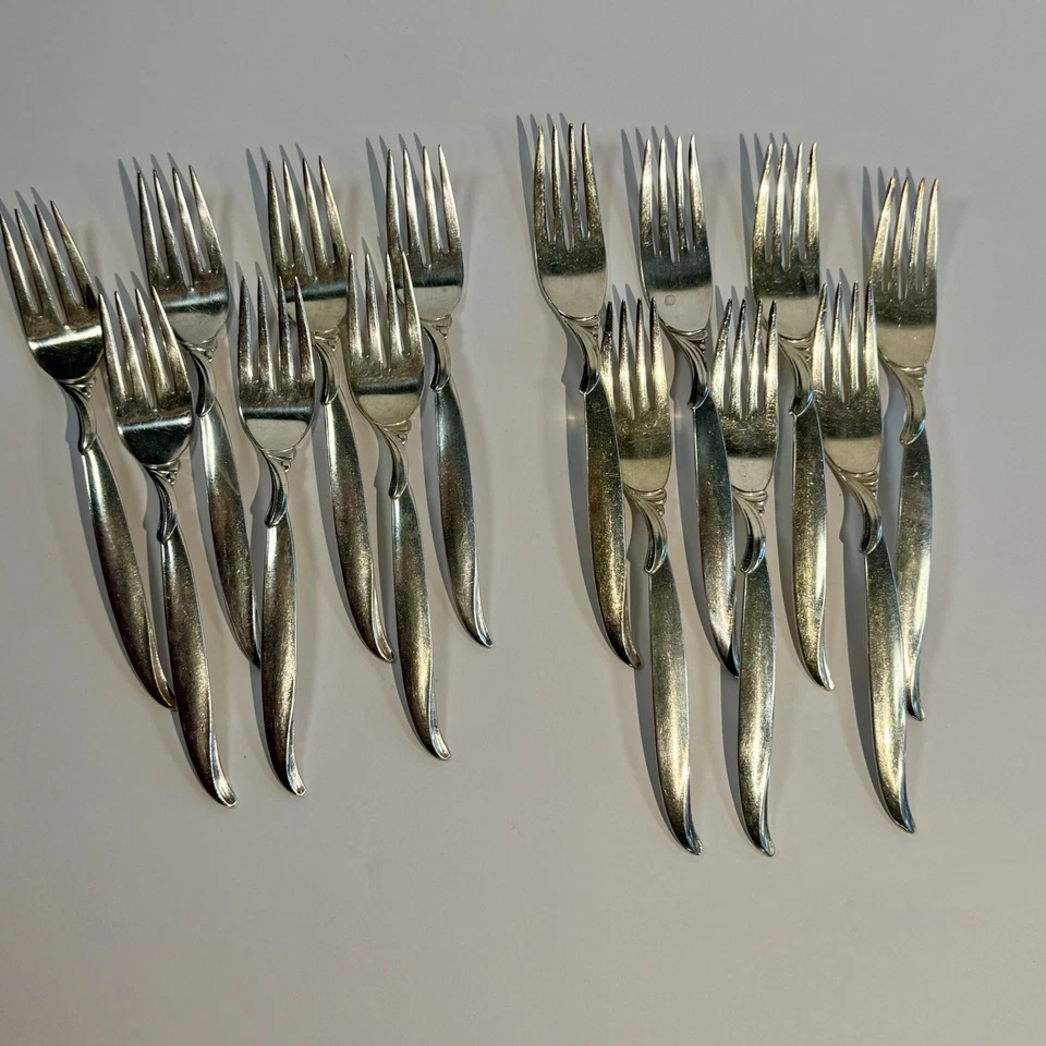 Vintage  63 Pc 1847 Rogers Brothers FLAIR Flatware Silverware Set With Wood Case - Image 4 of 4