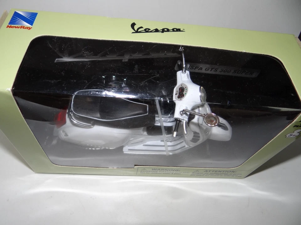 NEW RAY VESPA ROLLER GTS 300 SUPER WEISS MODELLAUTO 1:12 SAMMLER MODELL - Bild 4 von 4